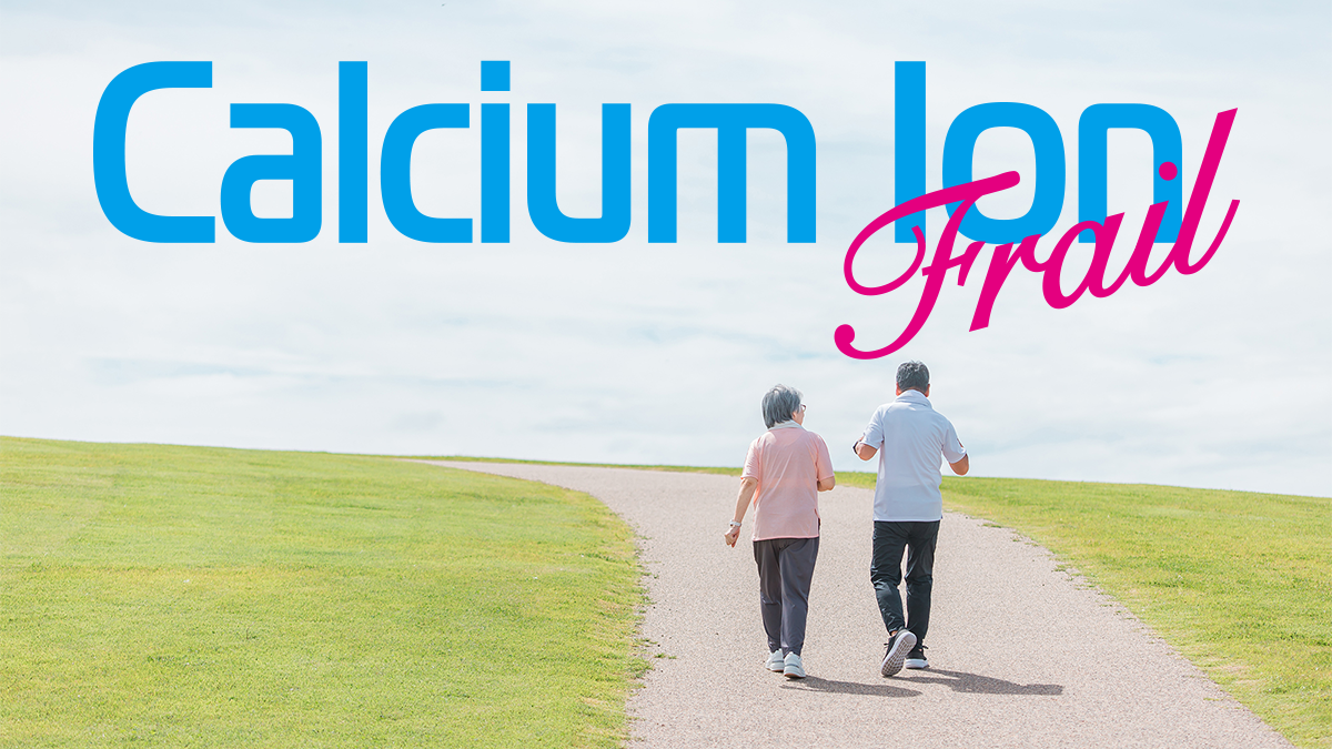 タイトル「Calsiumu Ion フレイル」の背後に、シニア夫婦が散歩をしているシーンの画像