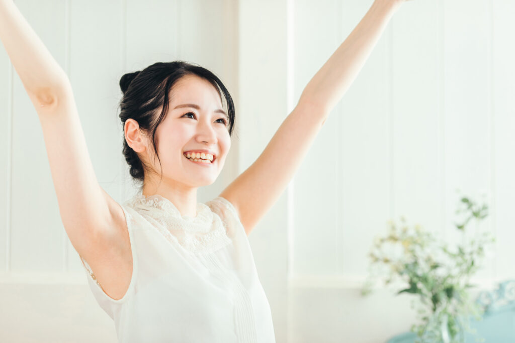 ある朝、カルシウムイオン飲料で、両手をあげて元気になっている女性