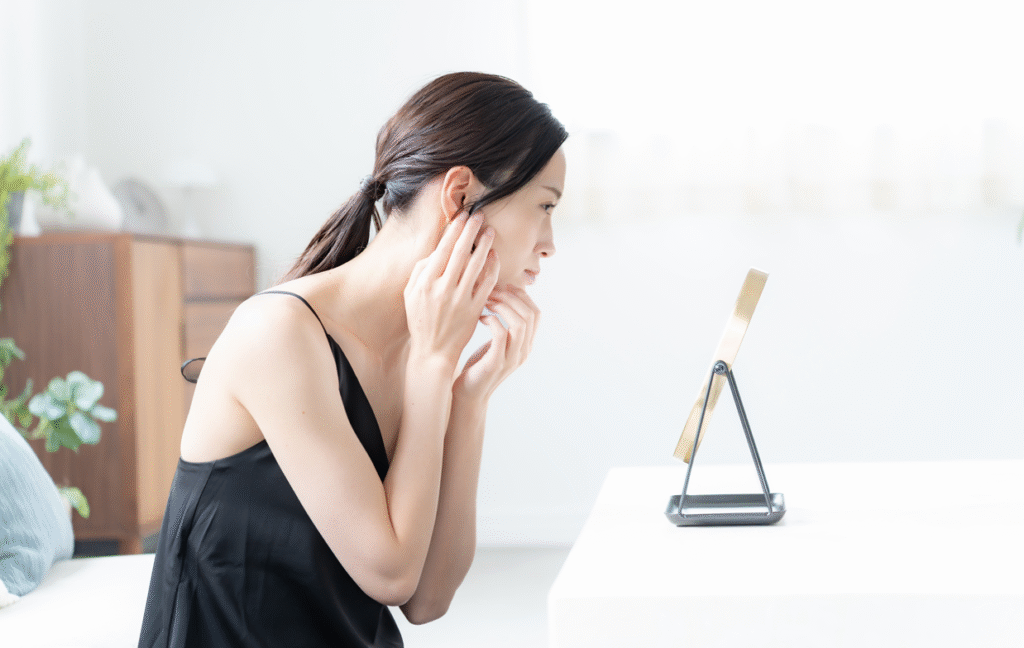 美しい女性が鏡を見ているシーンの写真
