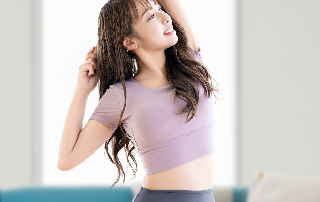 ヨガをする女性の写真
