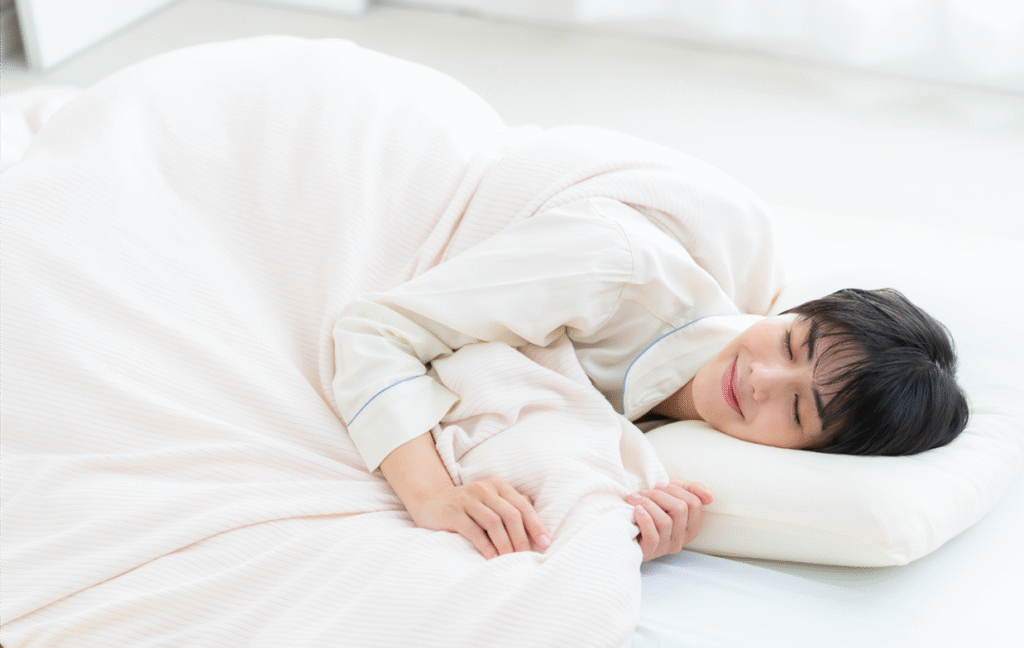 朝の光を受ける睡眠中の女性の画像