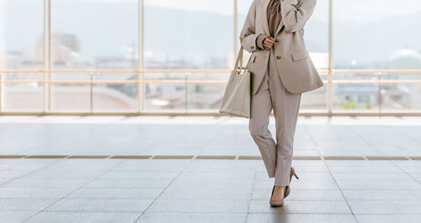 スタイルのよい女性が駅のコンコースを歩いている画像