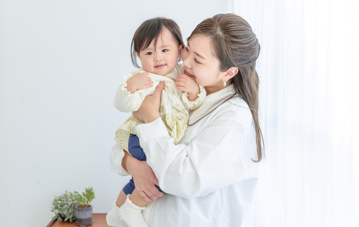 生きる存在としての可愛い赤ちゃんと母親の写真
