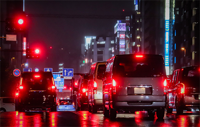 交通渋滞が起きて赤い手タンプがまぶしい夜の大通りの写真