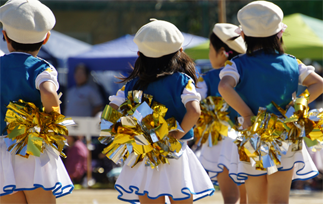 運動会でチアダンスする子供達の写真