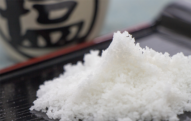 食塩が盛られている器の画像