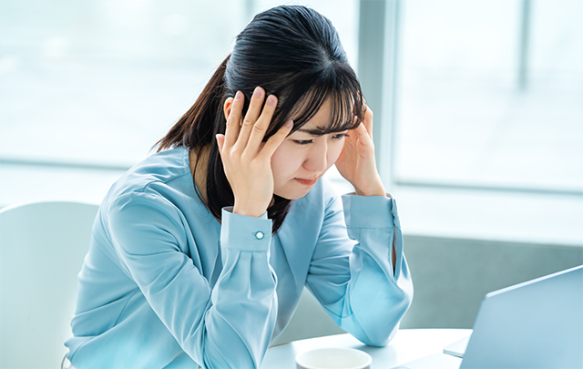 仕事のストレスで悩むOLの画像