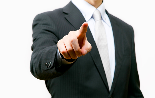 男性のビジネスワーカーが指差して命令している画像