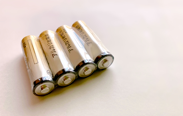 テーブルの上に電池が転がっている画像