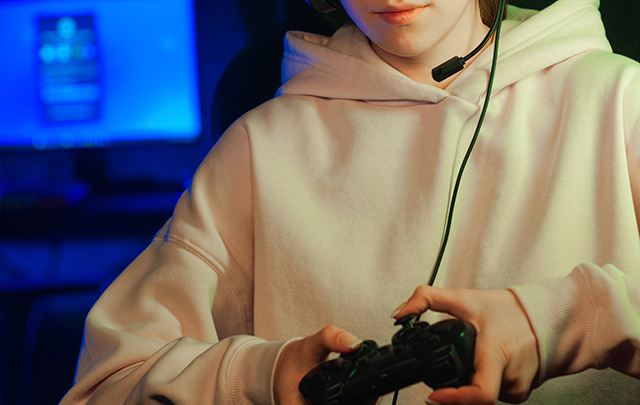 eスポーツを楽しむ人物のコントローラーを握る手元の画像