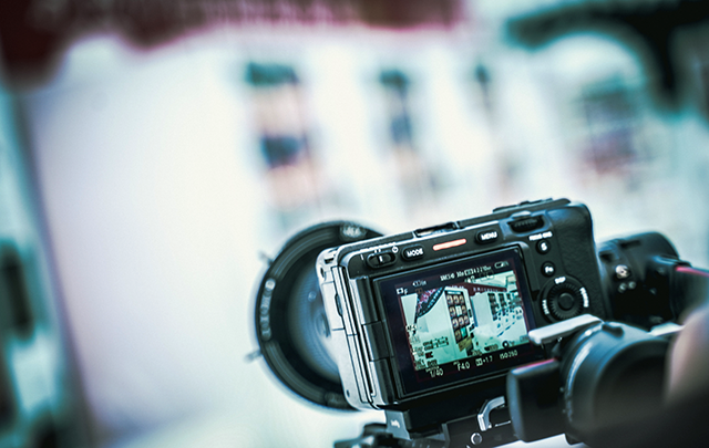 ビデオカメラを確認しながら映像を編集する画像