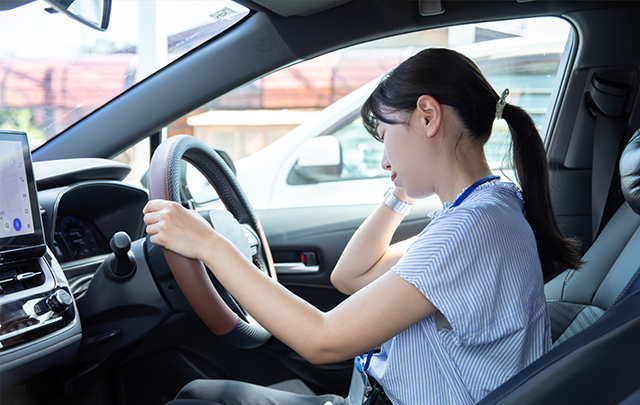 渋滞で運転疲れを起こした女性ドライバーの画像