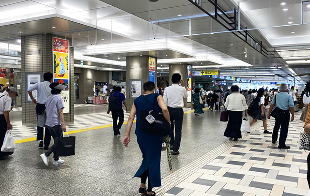 駅構内で忙しく移動する群像の画像