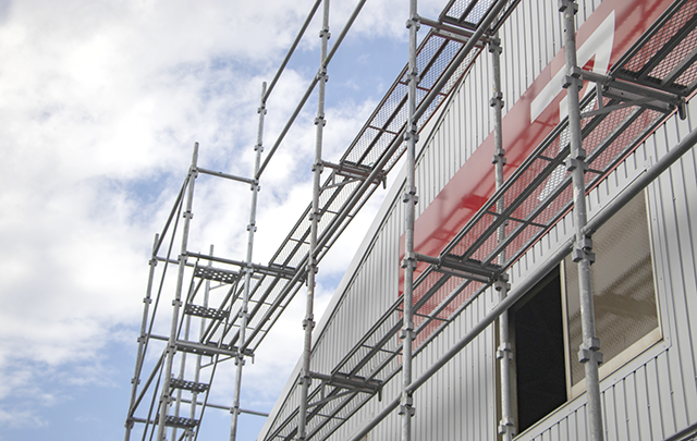 建物の外構に足場を組みリフォームしている画像