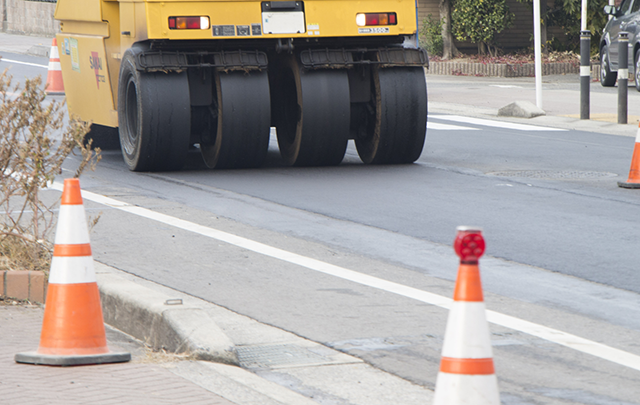 道路の舗装工事を仕上るローダーの画像