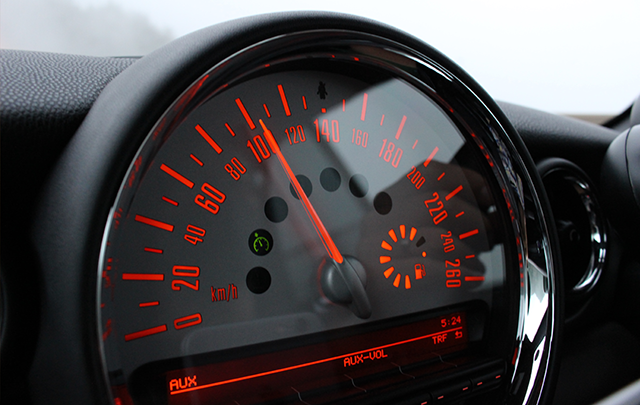 自動車の速さを表示するスピードメーターの画像