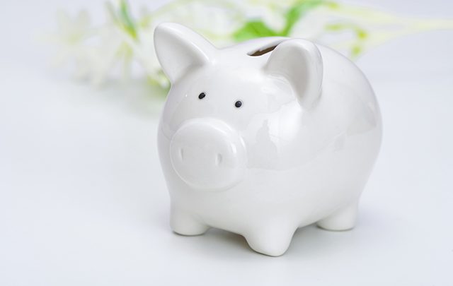 白いブタの貯金箱の画像