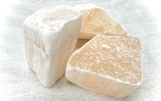 固さをイメージする石灰岩の画像