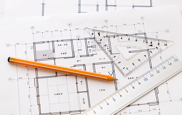 リフォームしようとテーブル常に拡げてある家の設計図の画像