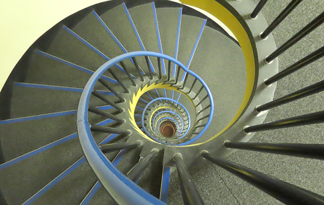 上から下をのぞいた螺旋階段の画像