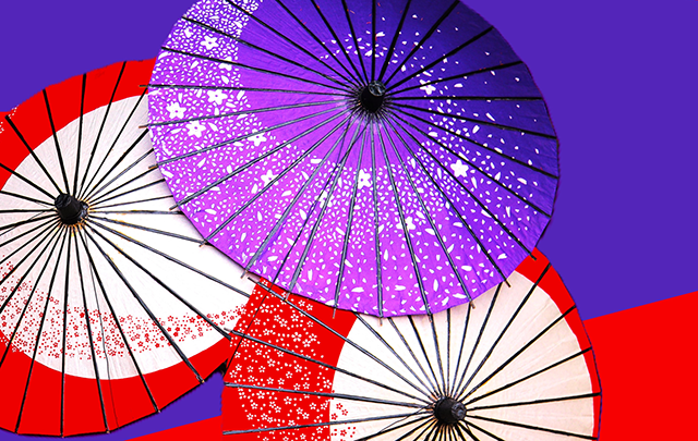 カラフルにデザインされたいくつかの和傘の円形がきれいな画像