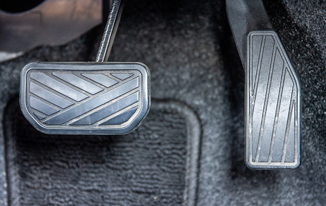 自動車のブレーキとアクセルのフットペダルの画像