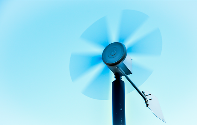 風速系の風車が勢いよく回っている画像
