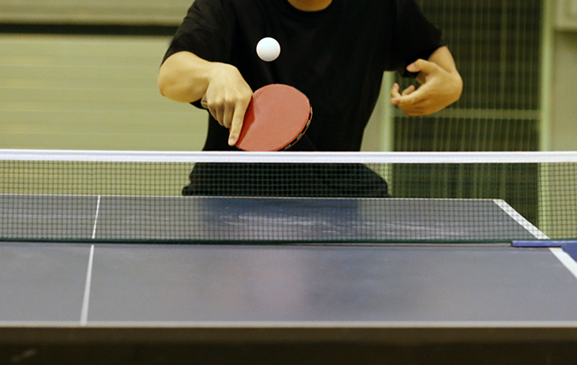 卓球の選手が的確にピンポン玉を跳ね返している画像