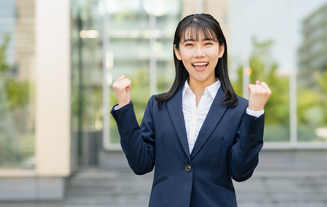 元気に両腕でガッツポーズをとる女子のビジネスピープルの画像