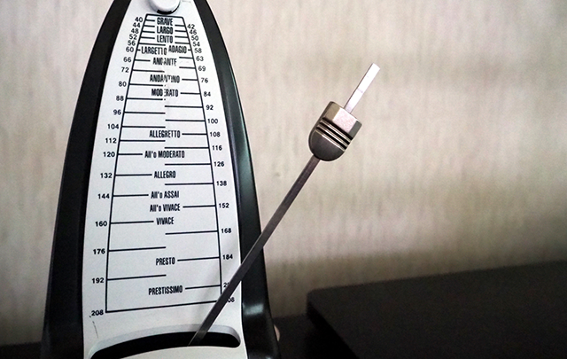メトロノームがリズムを取っている画像