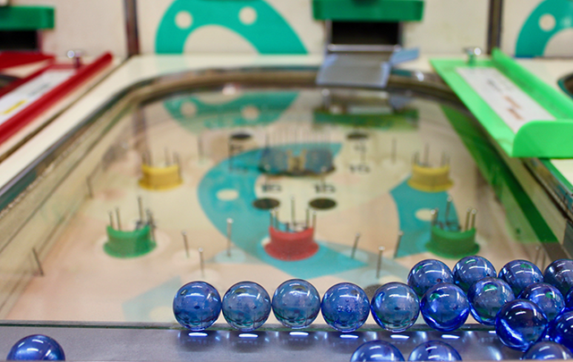 スマートボールの跳ねたボールがランダムに動く様子の画像