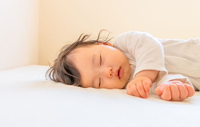 スヤスヤと気持ちよく眠る赤ちゃんの画像