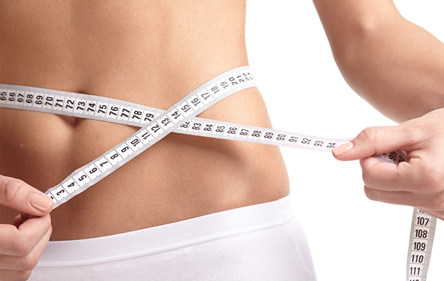 ダイエットを気にしている女性の背中の画像