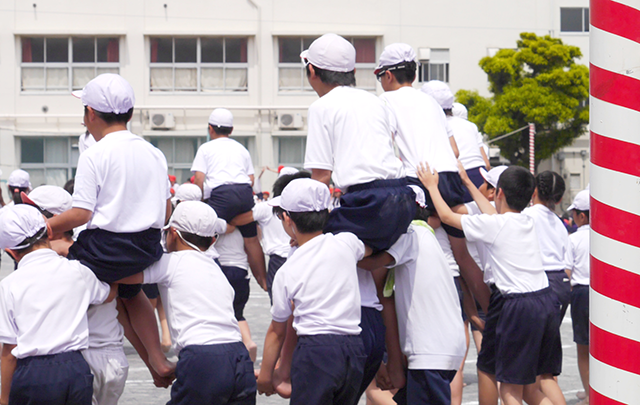 運動会で小学生が騎馬戦で活発に運動する様子の画像