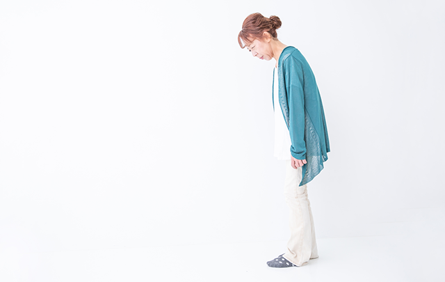 背を丸め姿勢が悪いシニア女性の画像