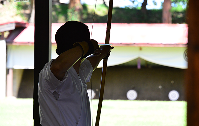 弓をを撃つ手前、弓がしなる画像