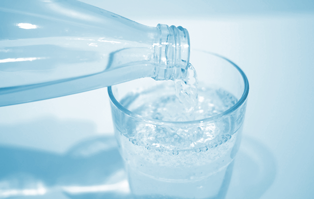 水がコップに注がれる画像(カルシウムイオン水へのオマージュ)