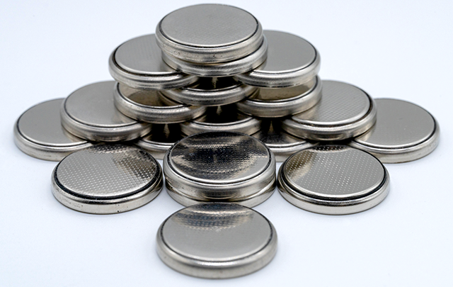 たくさんのボタン電池がコインのように積み重なる画像