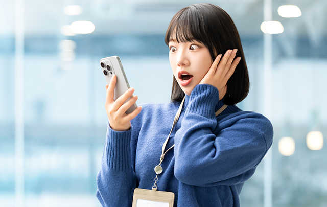 SNSを見て一喜一憂するOLの画像