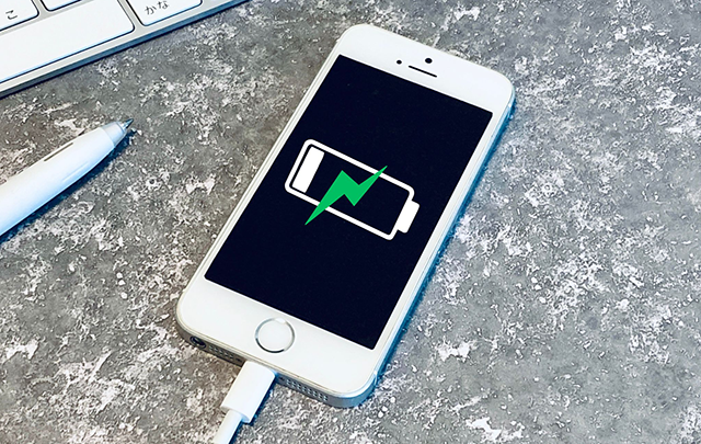 充電切れをして充電中のスマホの画像