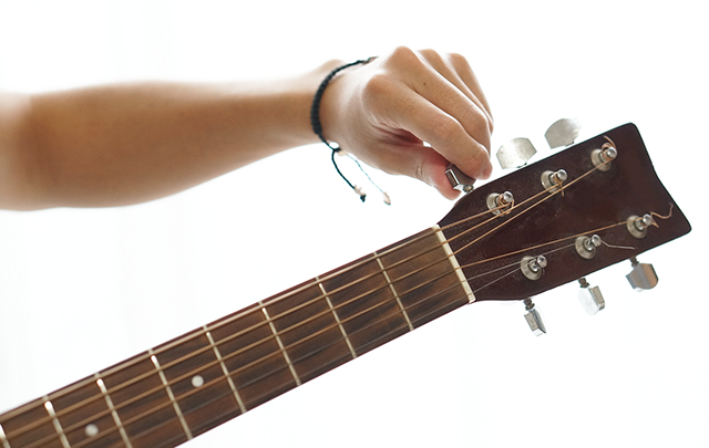 ギターの弦を調律する・のアップ画像