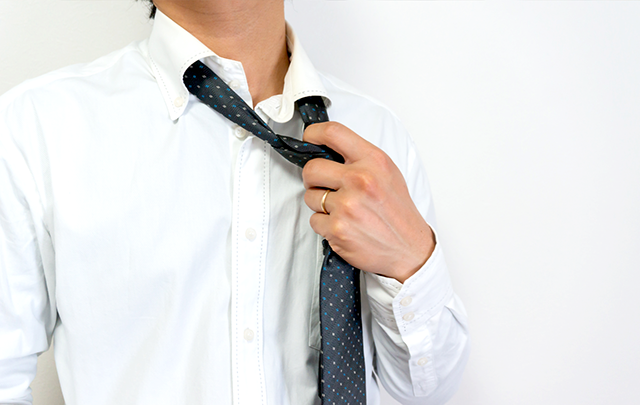 ネクタイを緩める男性のビジネスピープルの画像