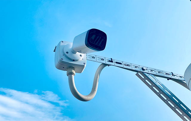 青空に浮かぶ監視カメラの画像