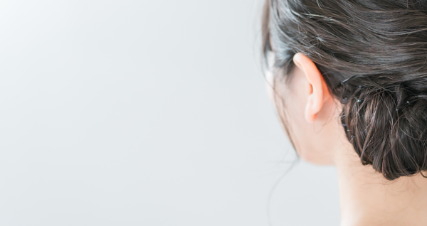 後ろから見た女性の頭部の画像
