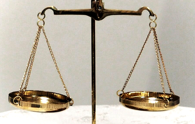 水平で測る分銅はかりの画像