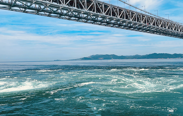 鳴門の渦潮による水流が乱れる様子の画像