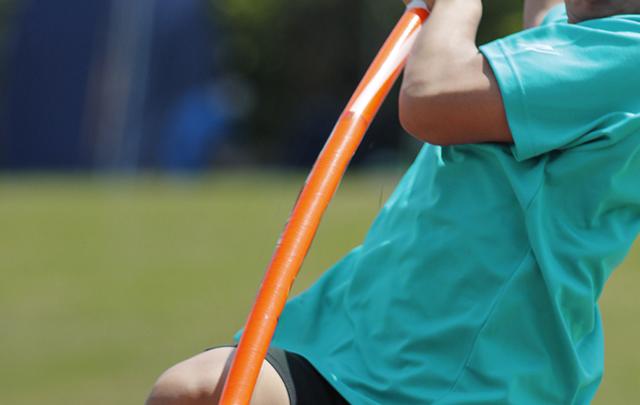 大きく後ろへしなる棒高跳びのポールの画像