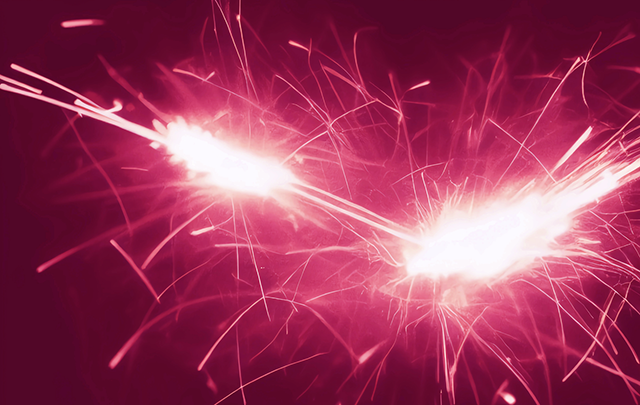 敗戦から出る真っ赤な火花が激しく飛び出る画像