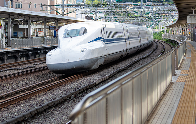 通過駅を超スピードで通り過ぎる新幹線の画像
