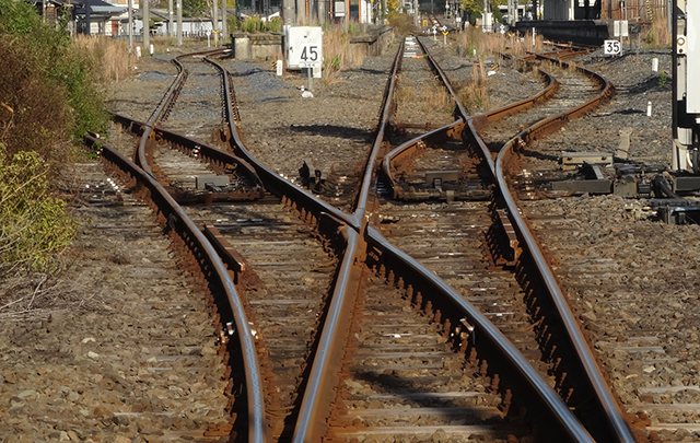先頭車両が分岐点に差し掛かるレールの画像